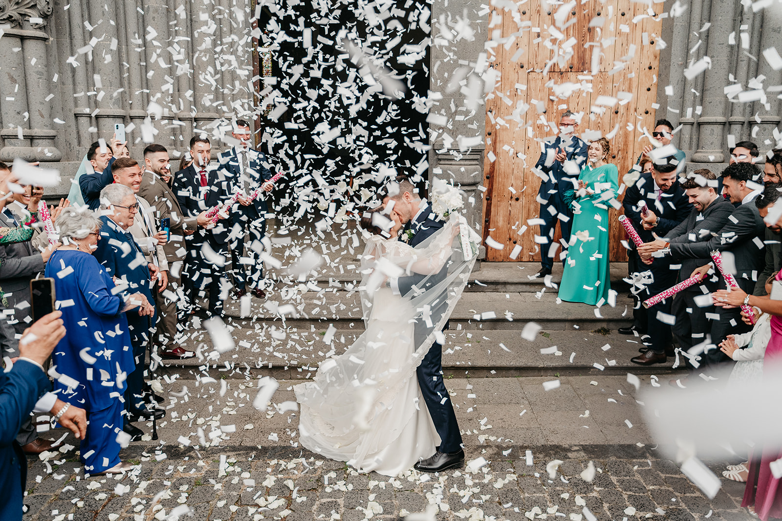 Novios entre una lluvia de confeti